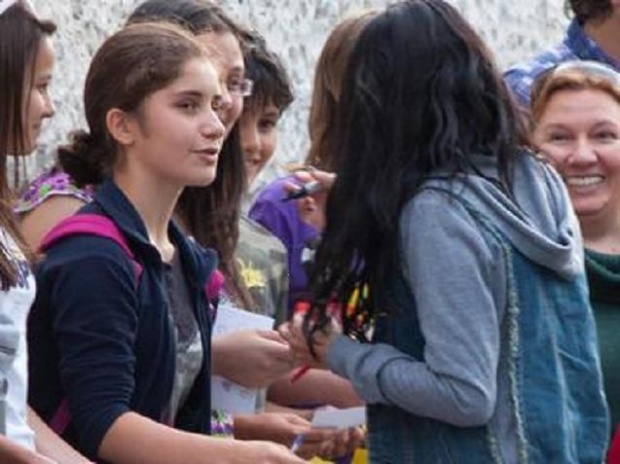 Масово бягство от софийските училища заради Селена Гомес
