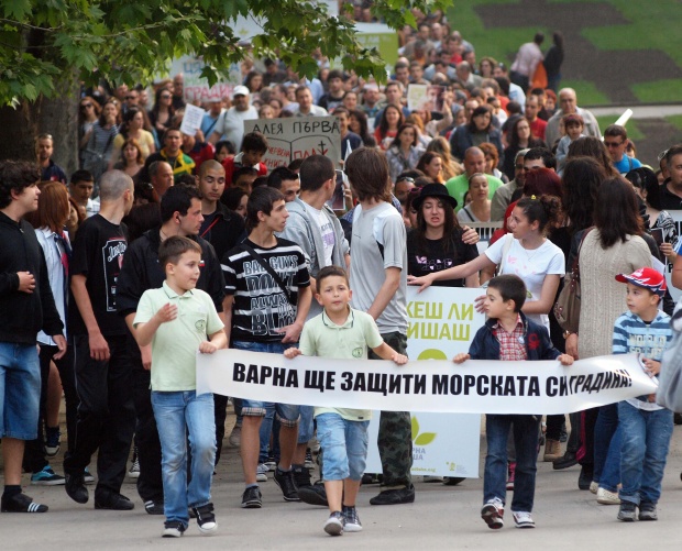 Стотици излязоха срещу застрояването на Морската градина във Варна
