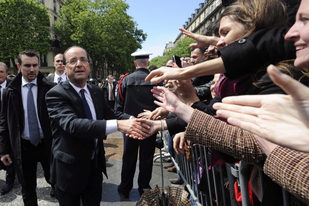 Гръмотевица върна самолета на Оланд в Париж