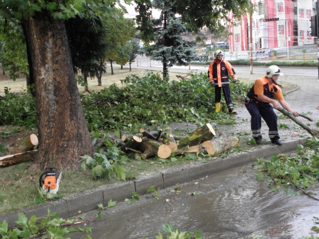 Силна буря в Западна България след силното земетресение