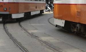 Младежи и 70-годишна жена пострадаха при сблъсък на трамваи в София