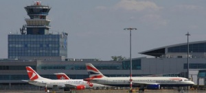Пътнически самолет изгоря на летището в Прага