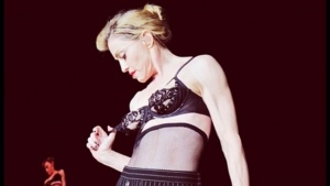 Мадона разголи гръд пред турските си фенове
