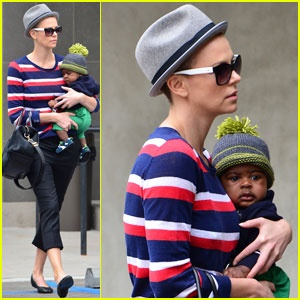 Чарлийз Терон си обръсна косата