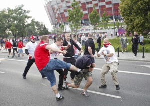 Масов бой на руски и полски запалянковци на Евро 2012