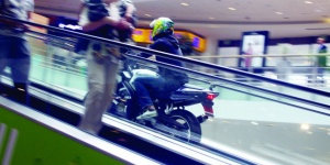 Хванаха един от мотористите, карали в софийски мол