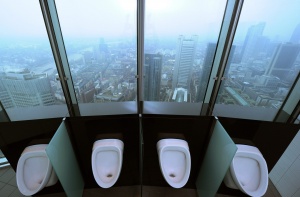 Шведски политик призова колегите си да уринират седнали