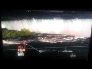 Мъж премина над Ниагарския водопад по въже