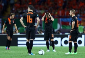 Чистка в отбора на Холандия след провала на Евро 2012