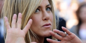 Мистериозен пръстен на ръката на Джен Анистън?