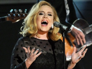 Адел очаква първото си дете