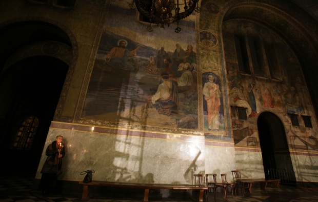 Млад мъж скъса икона на Христос за 2 млн. евро в „Св. Александър Невски"