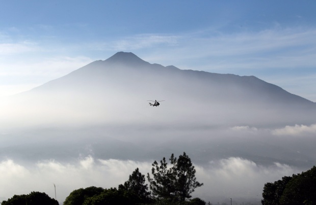 Хеликоптер с 14 туристи на борда изчезна в Перу