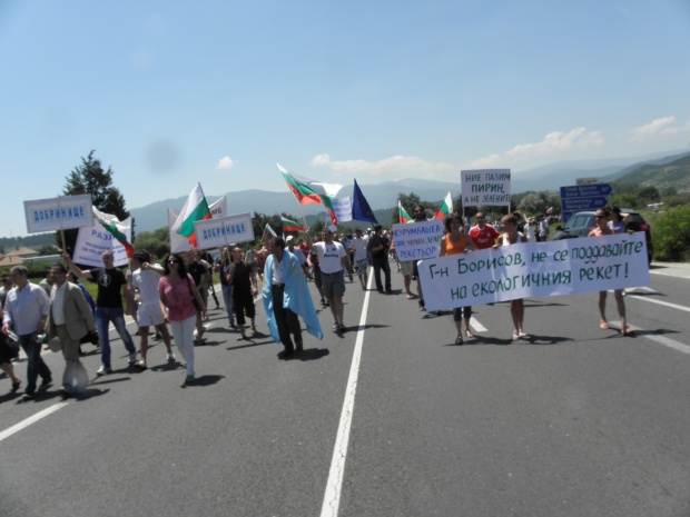 Граждани поискаха Бойко „да ги освободи от зелената мафия" в контрапротест