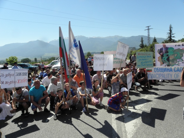 300 души от Дупница и Сапарева баня излязоха на контрапротест