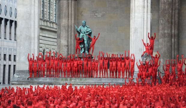 Арт провокатор снима 2500 голи тела, боядисани в червено