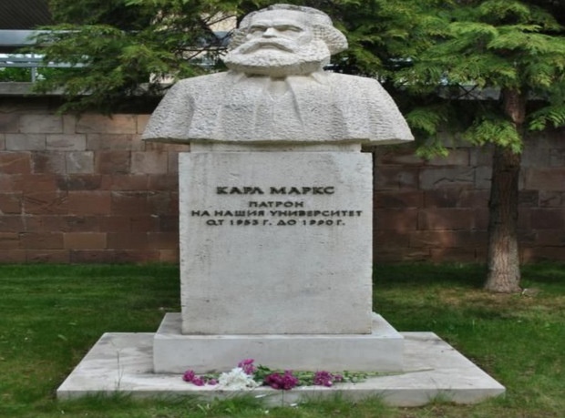 Майки не искат паметника на Карл Маркс в двора на УНСС