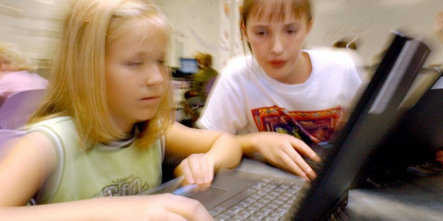 „Фейсбук” прави момичетата вулгарни и зли