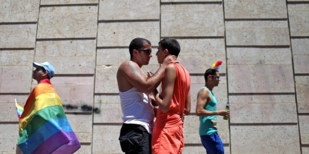 „Атака” пази паметника Левски от гей парада