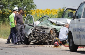 Шофьор загина на място след челен удар в автобус с туристи