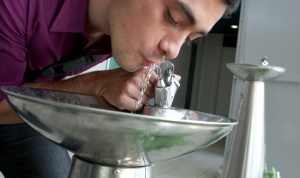 Столична община раздава безплатно минерална вода заради жегите