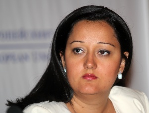 Павлова отговаря на 20 депутатски въпроса, още 9 министри на опашка