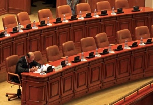 Румънският парламент изгони Бъсеску, референдум решава съдбата му