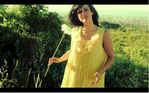 Певица възпя „герберите“, конкурира Веселин Маринов