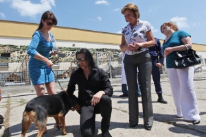 Басистът на „Меноуор" помага на Фандъкова за осиновяване на кучета