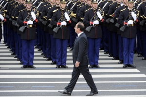 Оланд възстановява президентска традиция на 14 юли, загърбена от Саркози