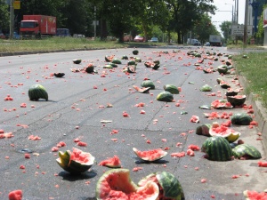 Булевард в Русе почервеня от... зрели дини