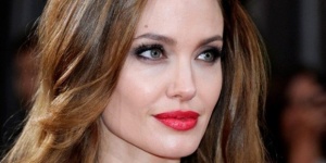 Анджелина Джоли забранила на децата си да слушат Риана