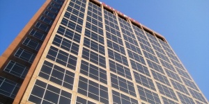 Съсед улови падащо от 3-я етаж дете