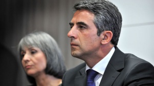 Президентът Плевнелиев пътува към Бургас заради атентата