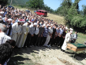 Нито едно официално лице на погребението на българската жертва на атентата