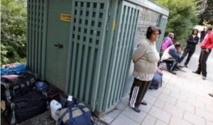Излъгани берачи на плодове от България нощуват в лагер пред посолството в Швеция