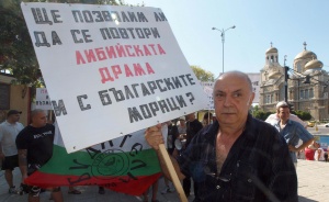 Моряците от кораба „Ина“ поискаха съдействие от държавата с протест