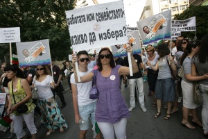 Протестиращи от митниците: Дянков, никой не е роден министър!