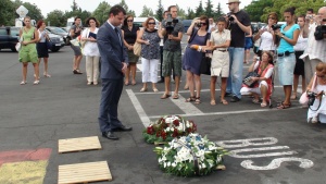 Венци и цветя в памет на жертвите на атентата в Бургас