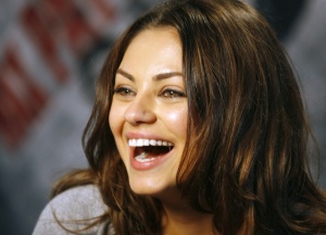 Мила Кунис отрече за Къчър – нямала време