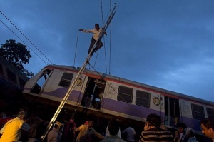 Най-малко 47 жертви на пожар във влак в Индия