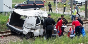 Влак блъсна минибус в Полша, осем загинаха