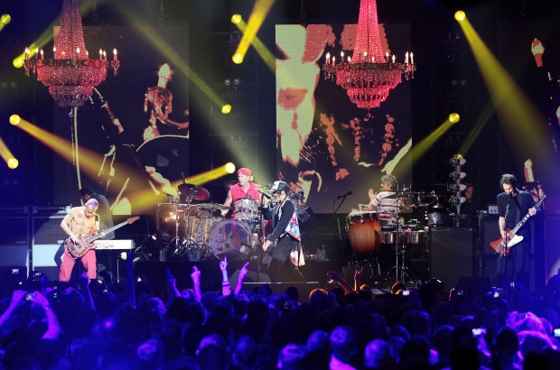 Концертът на Red Hot Chili Peppers се мести в „Арена Армеец“