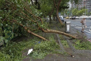 Два тайфуна удариха Китай едновременно