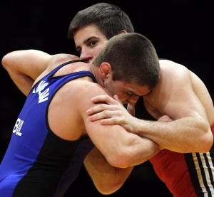 Борецът Иво Ангелов започна Олимпиадата с победа