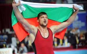 Българският борец Гури на четвъртфинал след трудна победа