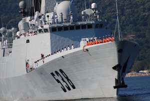 Китайската военна фрегата „Йентай" посрещна граждани на борда