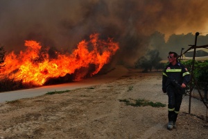 10 български пожарникари пазят Зографския манастир от пламъците в Атон