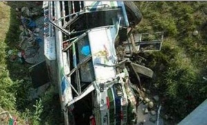 Автобус падна в 100-метрова пропаст в Индия, поне 39 загинаха