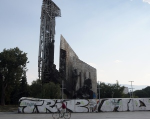 Българските художници бранят паметника пред НДК